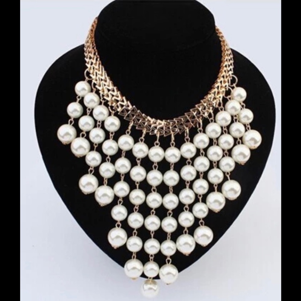 Stimulated pearl necklace with gold tone chain